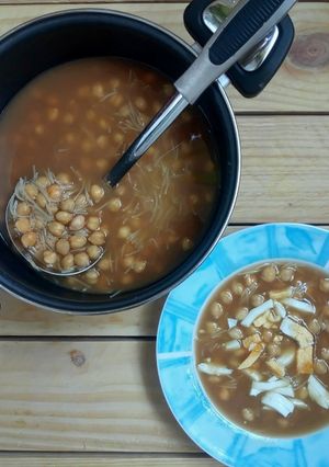 Foto principal de Sopa de garbanzos y fideos
