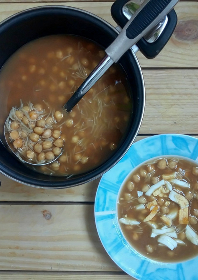 Una foto de Sopa de garbanzos y fideos