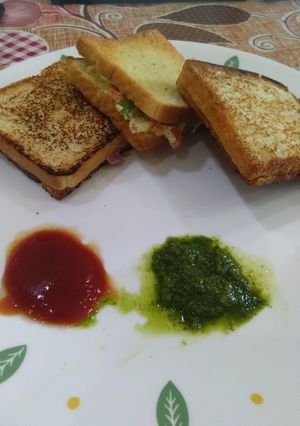 मेयोनेज़ सँडविच (mayonnaise sandwich recipe in marathi) रेसिपी चे मुख्य फोटो 