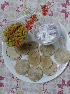 பட்டாணி கூட்டும் குட்டி சப்பாத்தி செய்முறை முக்கிய புகைப்படம்