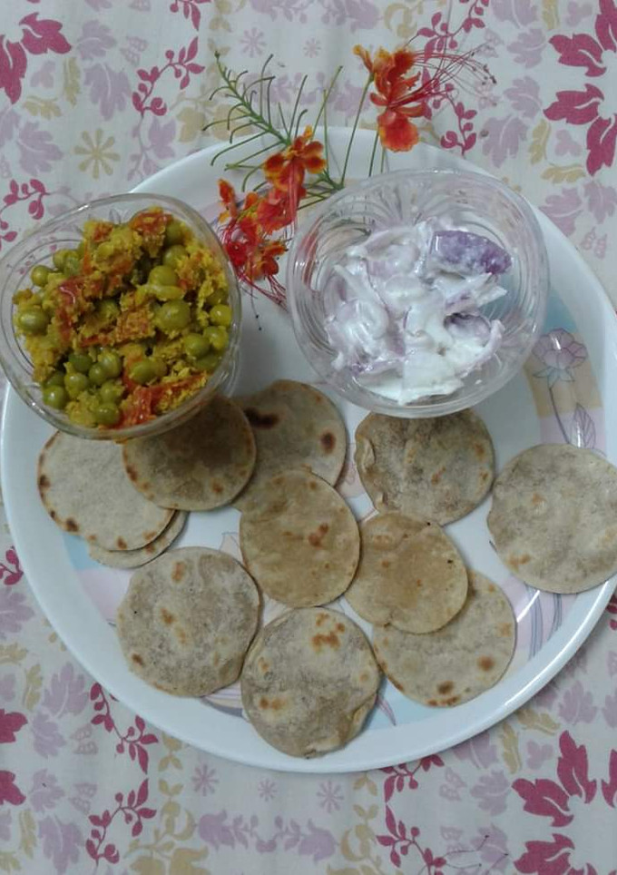 பட்டாணி கூட்டும் குட்டி சப்பாத்தி செய்முறை முக்கிய புகைப்படம்