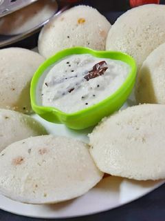 इंस्टेंट सूजी इडली (instant suji idli recipe in Hindi) रेसिपी मुख्य फोटो