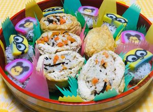 Una foto de Japanese Sushi de Age Inarizushi bolas de arroz para niños