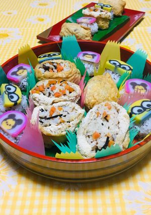 Una foto de Japanese Sushi de Age Inarizushi bolas de arroz para niños