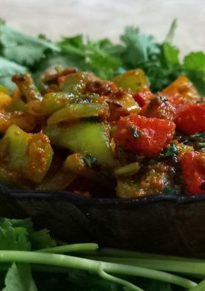 ત્રિરંગી કેપ્સિકમ નું શાક (Trirangi Capsicum Shak Recipe In Gujarati) રેસીપી મુખ્ય ફોટો