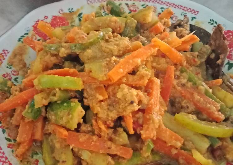 Acar bumbu kuning