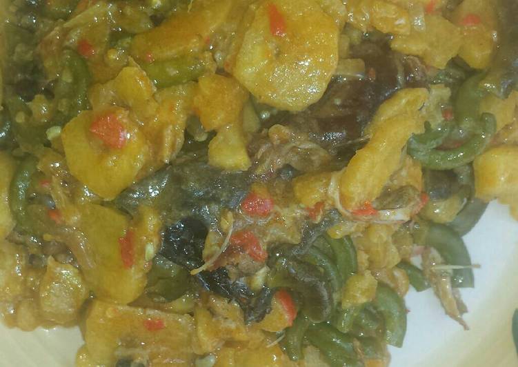 Unripe plantain and Akidi beans porridge