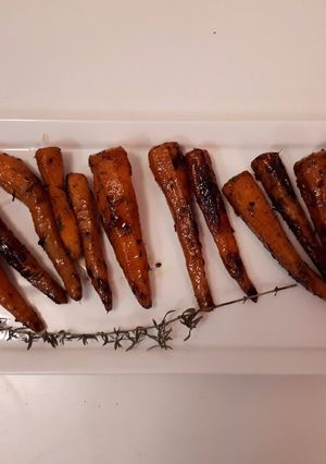 Une photo de Minis carottes glacée au miel, thym et cannelle