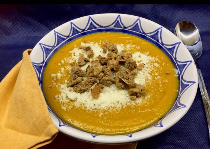 Vellutata di zucca con crumble di frisa d’orzo