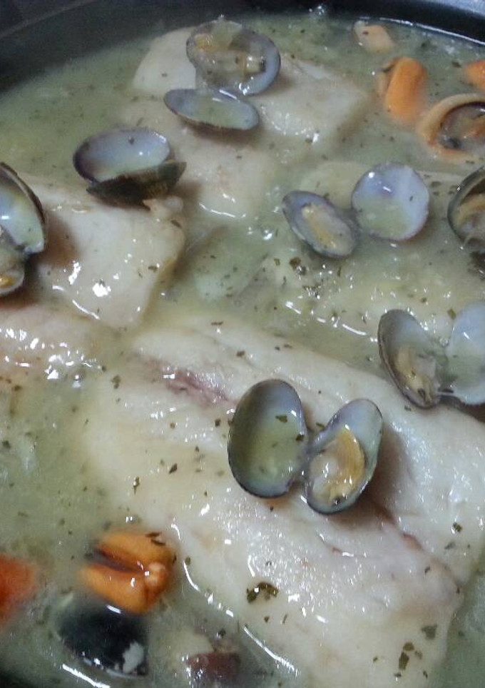 Una foto de Merluza a la marinera