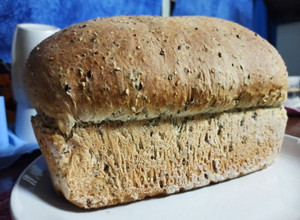 Una foto de Pan casero con mix de semillas de sésamo integral, lino y chía🍞