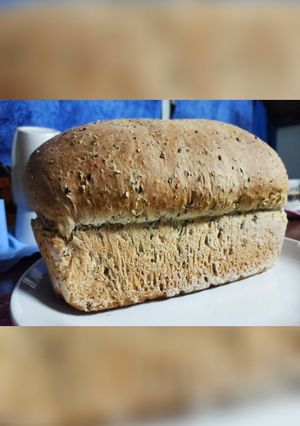 Una foto de Pan casero con mix de semillas de sésamo integral, lino y chía🍞