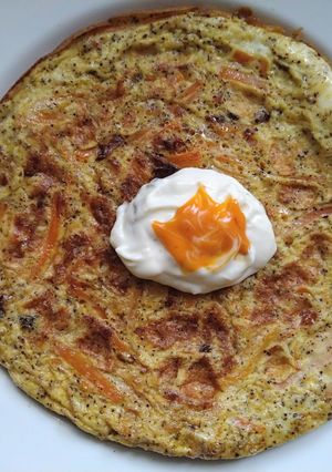A picture of Omelette with onion and carrot.