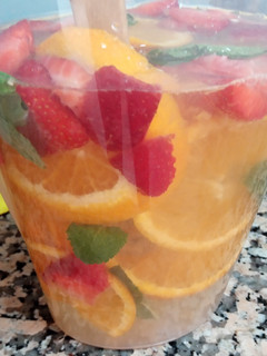 Una foto de Agua de naranja, fresas y hierbabuena