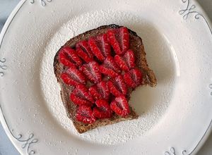 Una foto de Toast con Nutella saludable y frambuesas