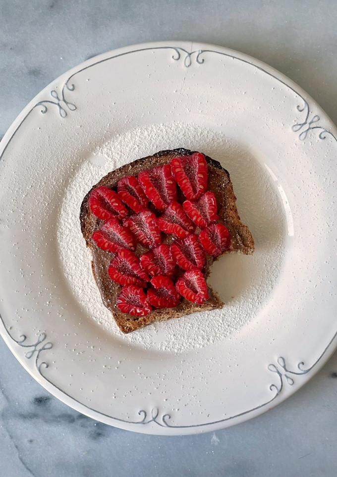 Una foto de Toast con Nutella saludable y frambuesas