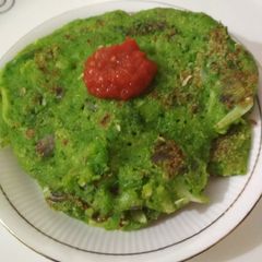 A picture of Suji palak chilla.