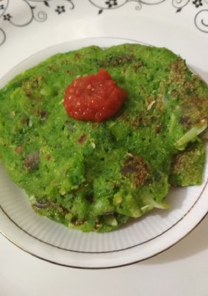 A picture of Suji palak chilla.