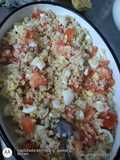 Ensalada saludable de arroz integral, huevo, tomate y mayonesa light