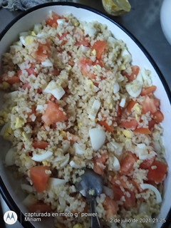 Una foto de Ensalada saludable de arroz integral, huevo, tomate y mayonesa light