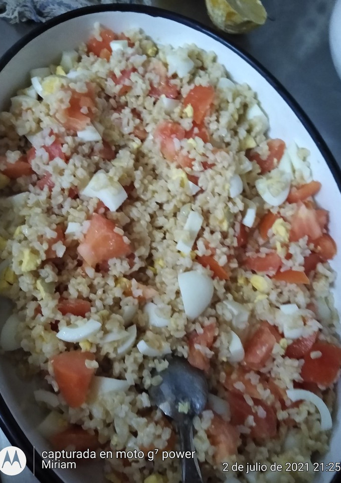 Una foto de Ensalada saludable de arroz integral, huevo, tomate y mayonesa light