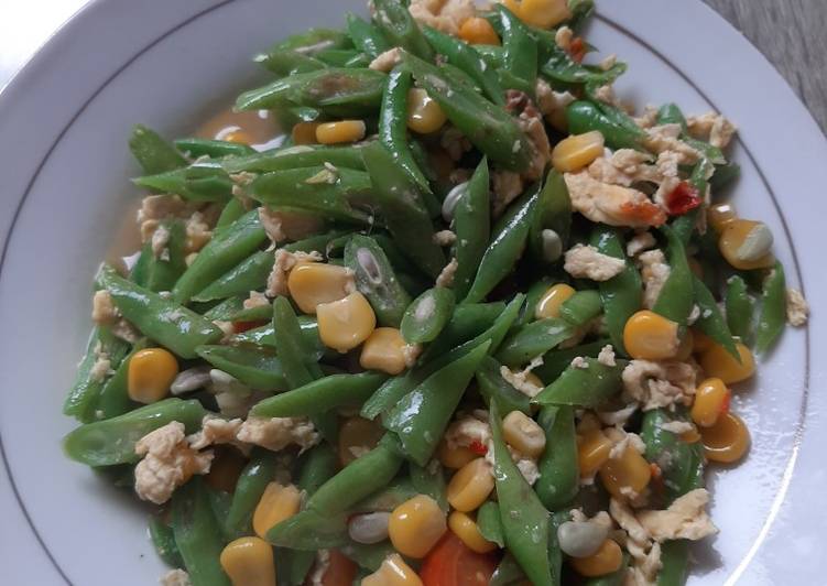 Proses Menyiapkan Tumis Buncis Jagung Manis Lezat