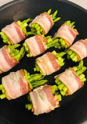 Hình của món Thịt heo xông khói cuốn măng tây.