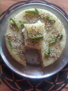 सूजी ढोकला (Suji Dhokla recipe in Hindi) रेसिपी मुख्य फोटो