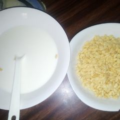 A picture of Rice krispies/milk.