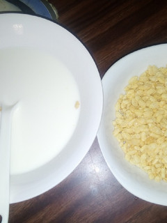 A picture of Rice krispies/milk.