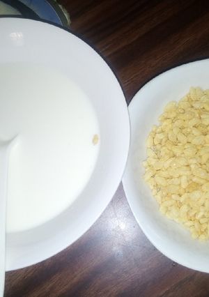 A picture of Rice krispies/milk.
