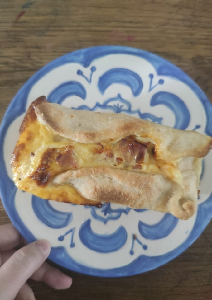 Una foto de Tarta de jamón y queso (masa con mantequilla)