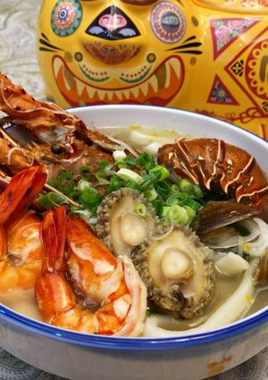 A picture of Deluxe Seafood Knife-Cut Noodles.