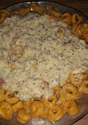 Una foto de Capelettini con salsa de queso y salame