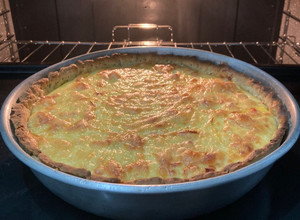 Una foto de Quiche pollo, Cebolla y pimentón morrón