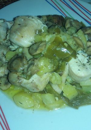 Una foto de Pollo con verduras y champiñones