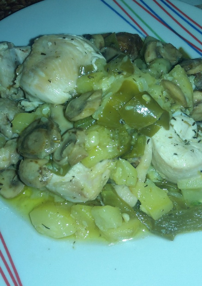 Una foto de Pollo con verduras y champiñones