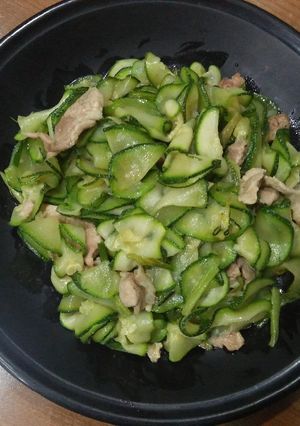 Hình của món Bí ngòi xào thịt nạc giò heo.