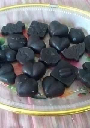 નટ્સ ચોકોલેટ્સ (Nuts Chocolates Recipe In Gujarati) રેસીપી મુખ્ય ફોટો