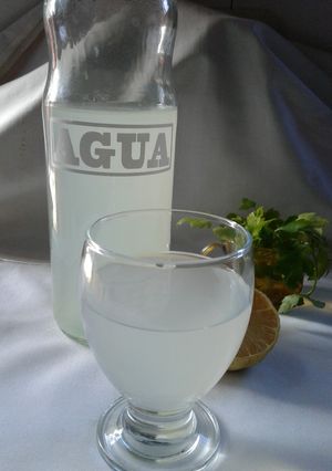 Una foto de Agua depurativa de limón