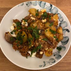 A picture of Harissa Beef and crispy potatoes.