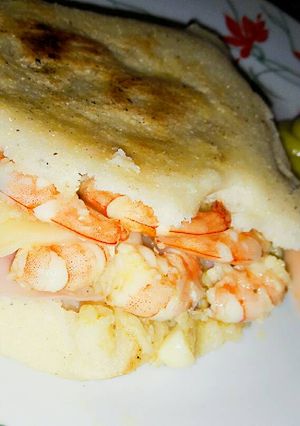 Una foto de Arepa con camarón al ajillo