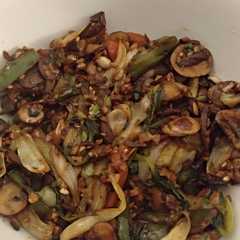 Una foto de Tm5 - Pak choi (al vapor) con Champiñones, mix de Verduras y Semillas & Salsa soja (100% vegetal)
