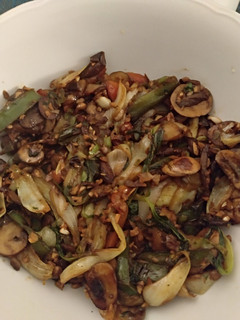 Una foto de Tm5 - Pak choi (al vapor) con Champiñones, mix de Verduras y Semillas & Salsa soja (100% vegetal)
