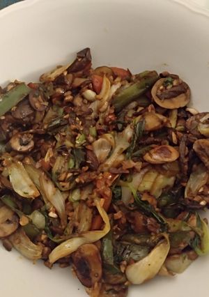 Una foto de Tm5 - Pak choi (al vapor) con Champiñones, mix de Verduras y Semillas & Salsa soja (100% vegetal)