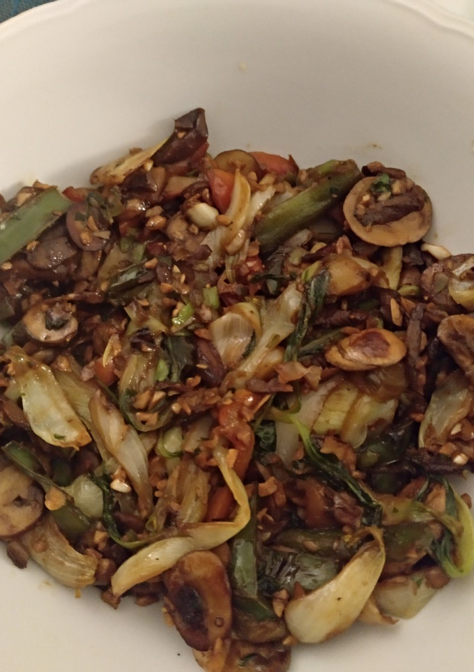 Una foto de Tm5 - Pak choi (al vapor) con Champiñones, mix de Verduras y Semillas & Salsa soja (100% vegetal)