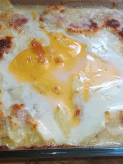 Una foto de Patatas al horno con nata, mozzarella, jamón York y huevo