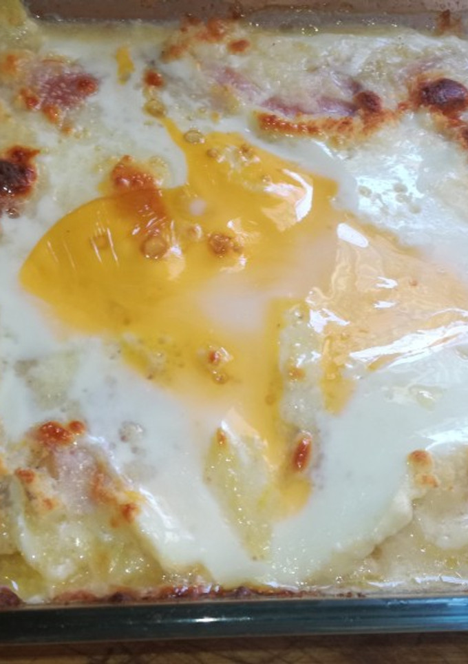 Una foto de Patatas al horno con nata, mozzarella, jamón York y huevo