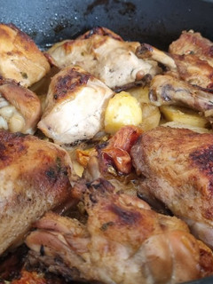 Una foto de Pollo al horno con patatas 🍗
