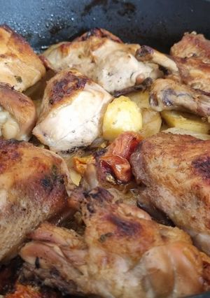 Una foto de Pollo al horno con patatas 🍗